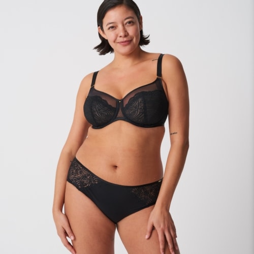 C14610-011-PYRAMIDE-VERY_COVERING_UNDERWIRED_BRA-C14640-011-COVERING_SHORTY-FT_6632